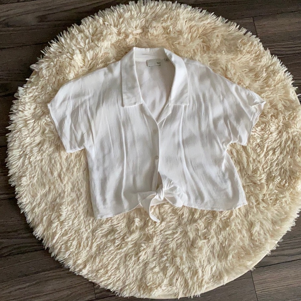 Wilfred Free tie front blouse in white.